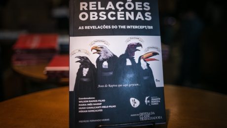 Livro “Relações obscenas” foi lançado oficialmente em Porto Alegre na noite de terça-feira (15) | Foto: Giulia Cassol/Sul21
